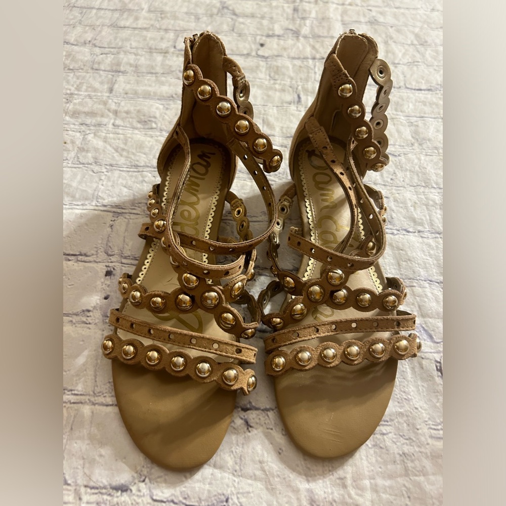 SAM EDELMAN TAN FAUX SUEDE WITH GOLD TONE STUDS ZIP BACK SANDALS SIZE 8 - Picture 2 of 8